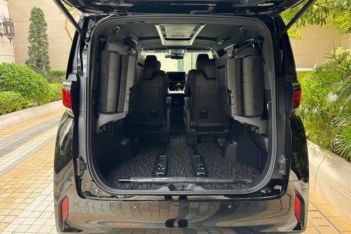 bagasi kereta terbuka dengan pintu belakang terbuka