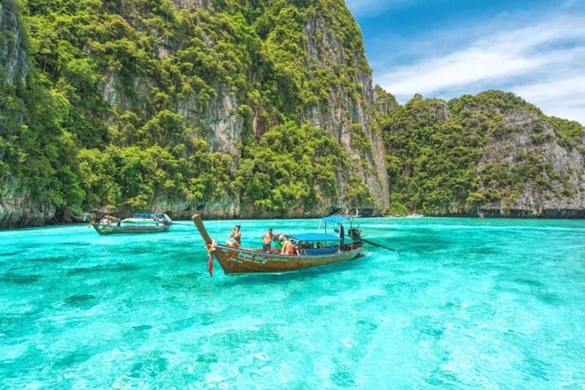 một nhóm người trên thuyền dưới nước