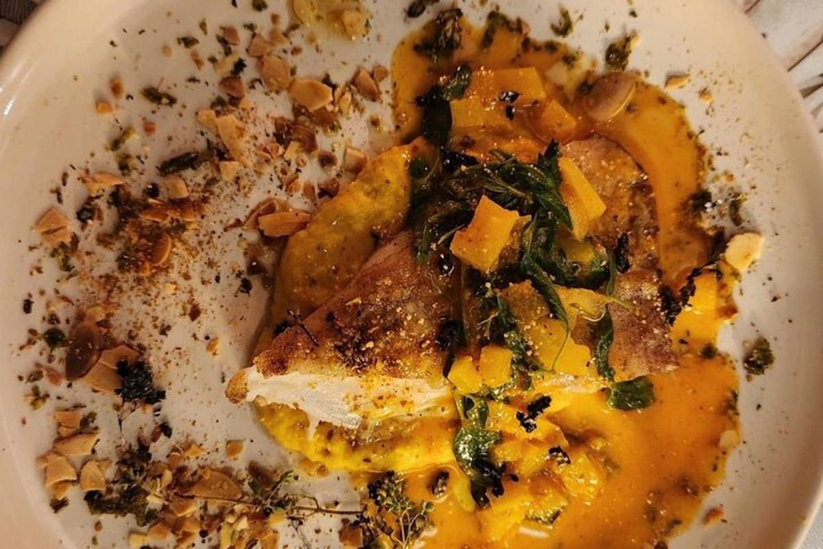 un piatto bianco di cibo con formaggio e verdure