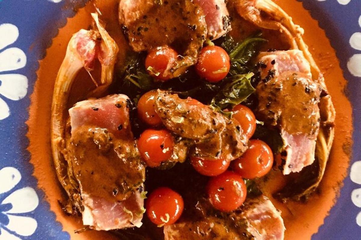 un piatto di cibo con pomodori e carne