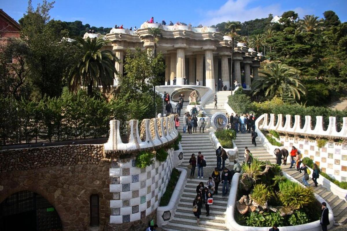 un grup de persones caminant davant d'un edifici