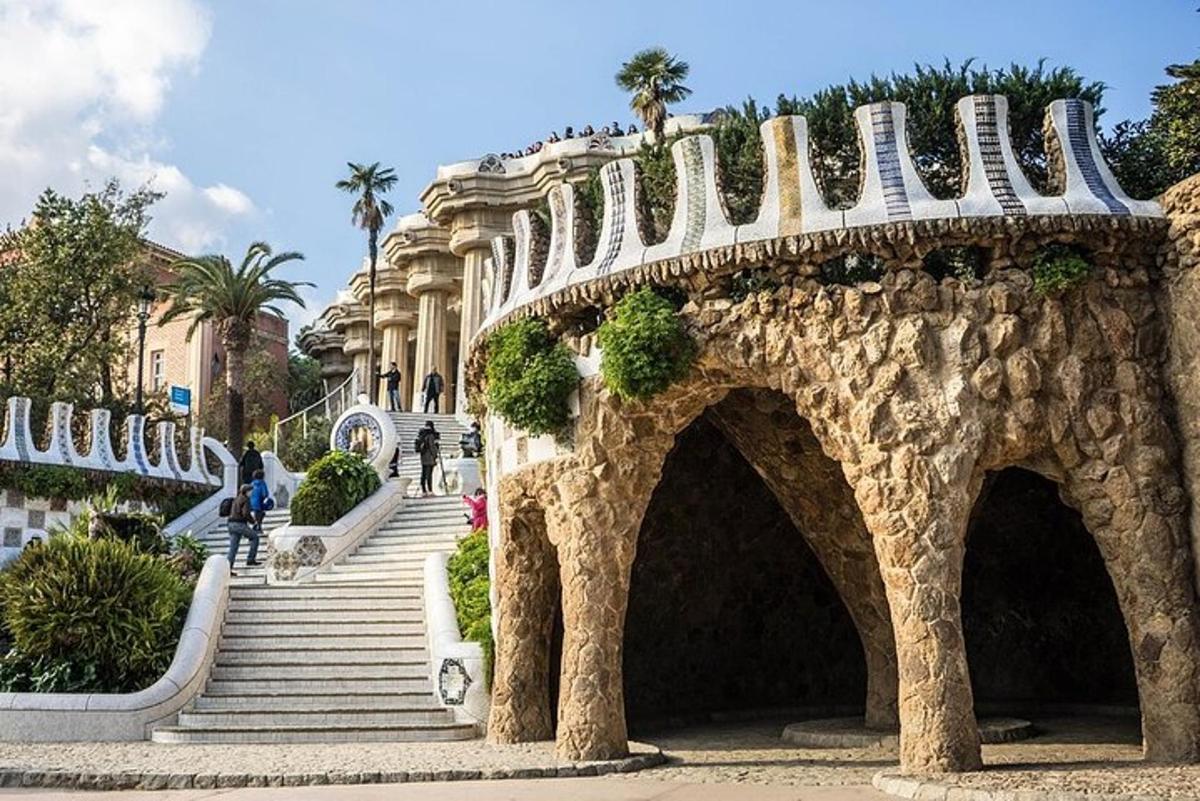 un pont de pedra amb plantes al costat d'unes escales