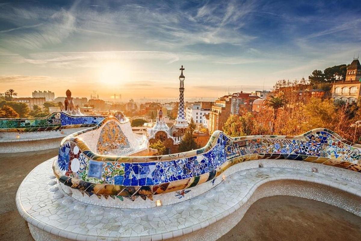 un banc amb mosaics en una ciutat