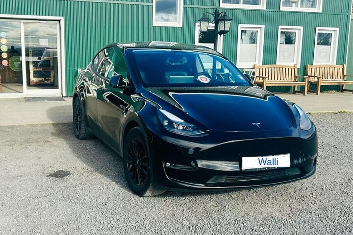 černé auto zaparkované před budovou