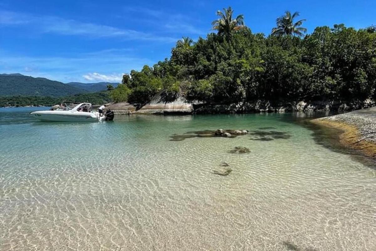 una barca in acqua vicino a una spiaggia