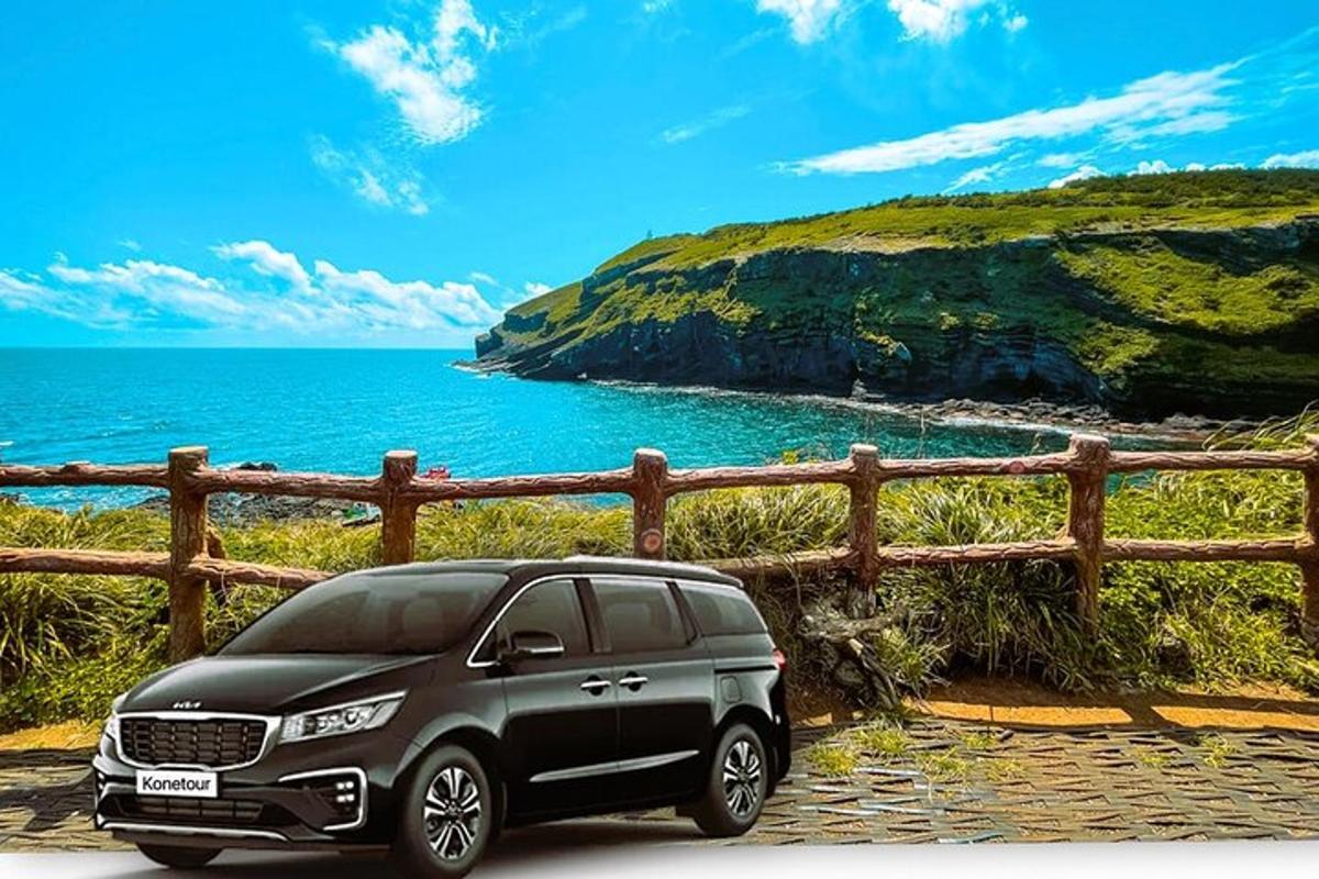 černé auto zaparkované vedle plotu na břehu oceánu