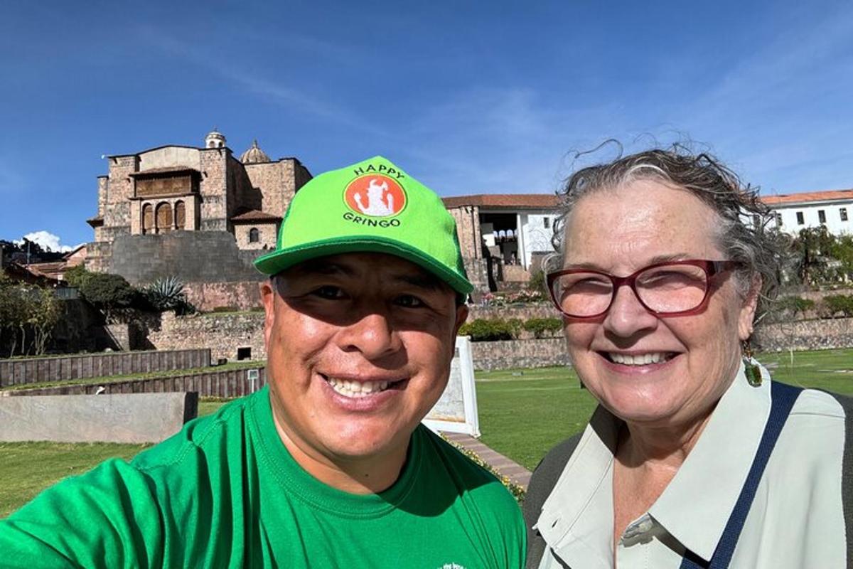 Un hombre con un sombrero verde junto a una mujer.