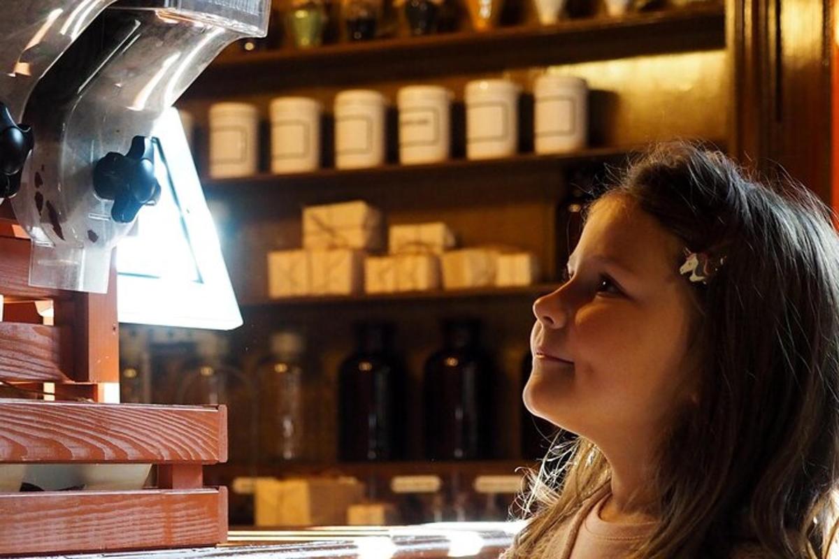 žena stojící u pultu ve vinotéce