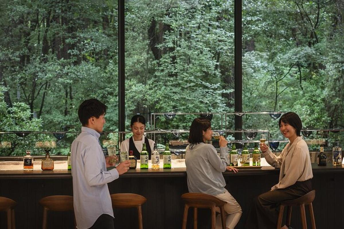 un grup de persones assegudes en un bar d'un restaurant