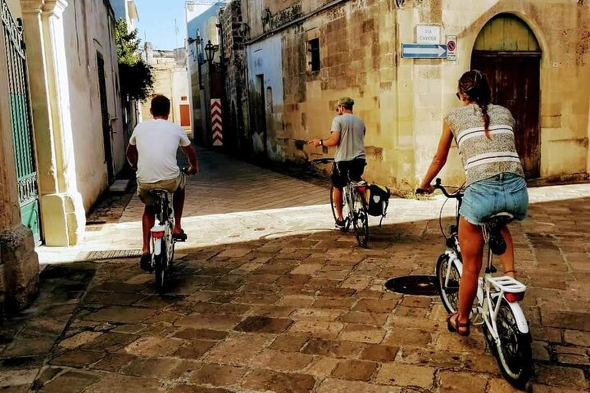 skupina ljudi, ki se vozijo s kolesi po ulici