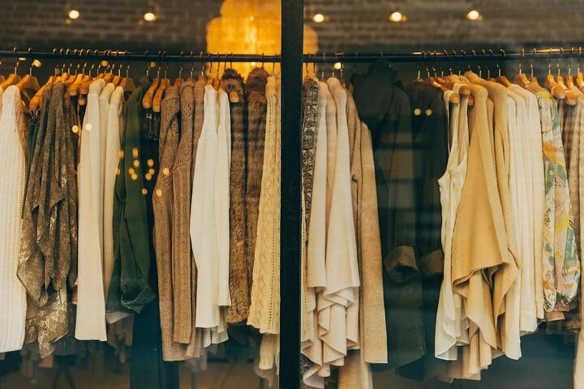 ราวแขวนเสื้อผ้าที่จัดแสดงอยู่ในร้าน