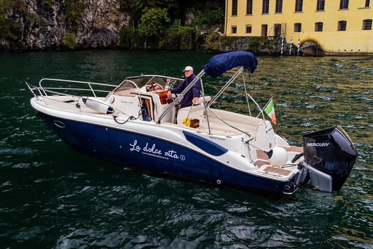 um homem em um barco azul e branco na água