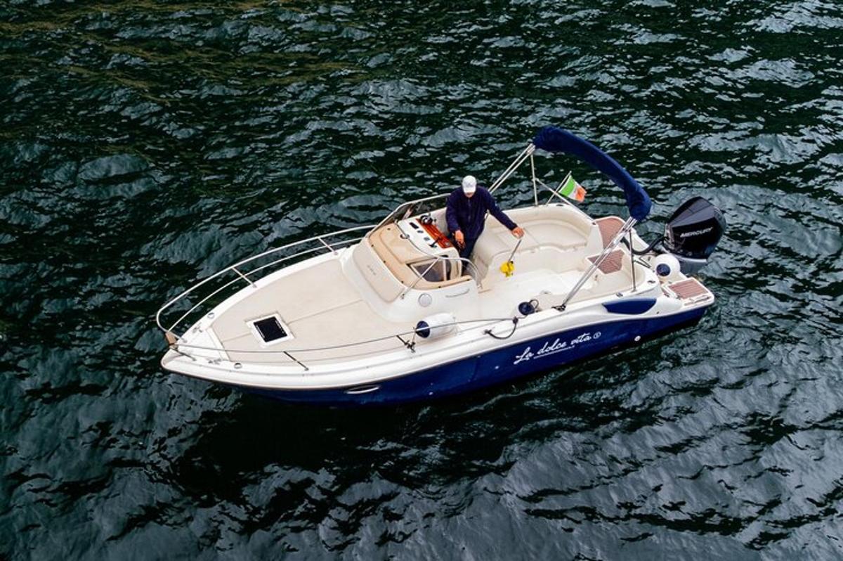 een man in een blauw-witte boot in het water
