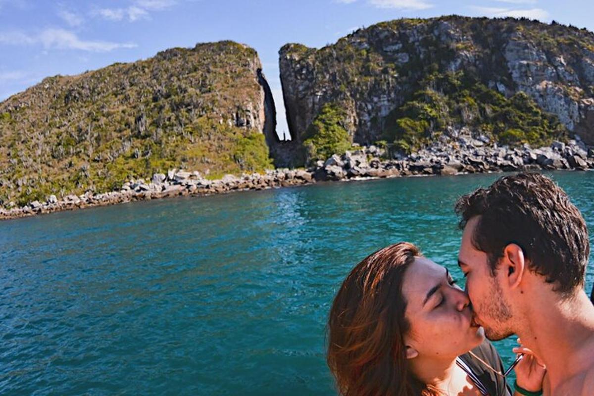 seorang lelaki dan seorang wanita berciuman di hadapan air terjun