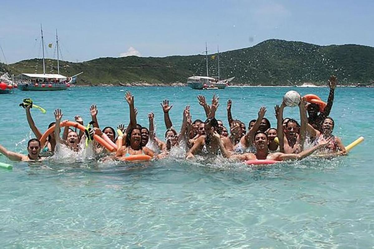 un gruppo di persone in acqua con le braccia alzate