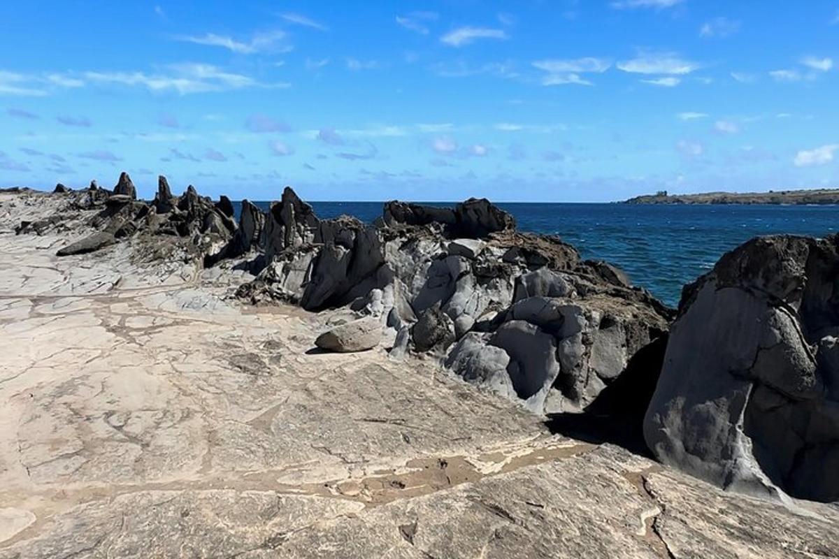 sekumpulan batu di pantai berhampiran air