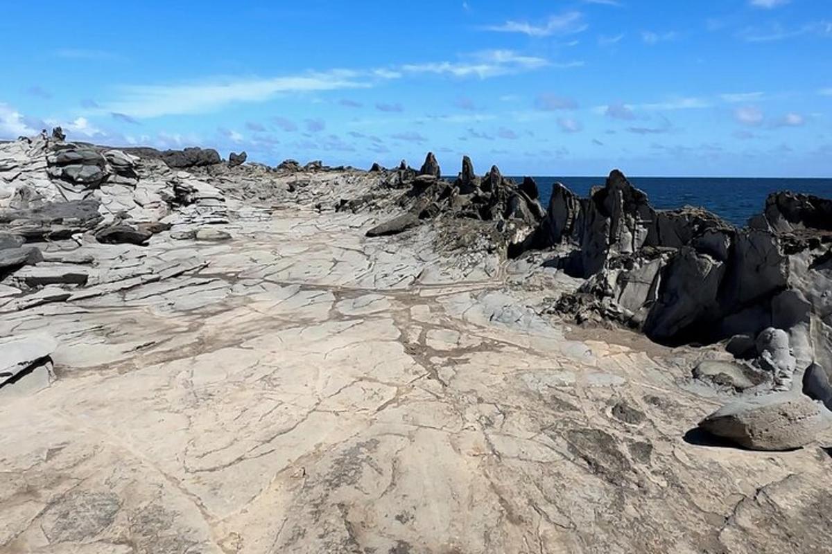 pantai berbatu dengan batu dan lautan