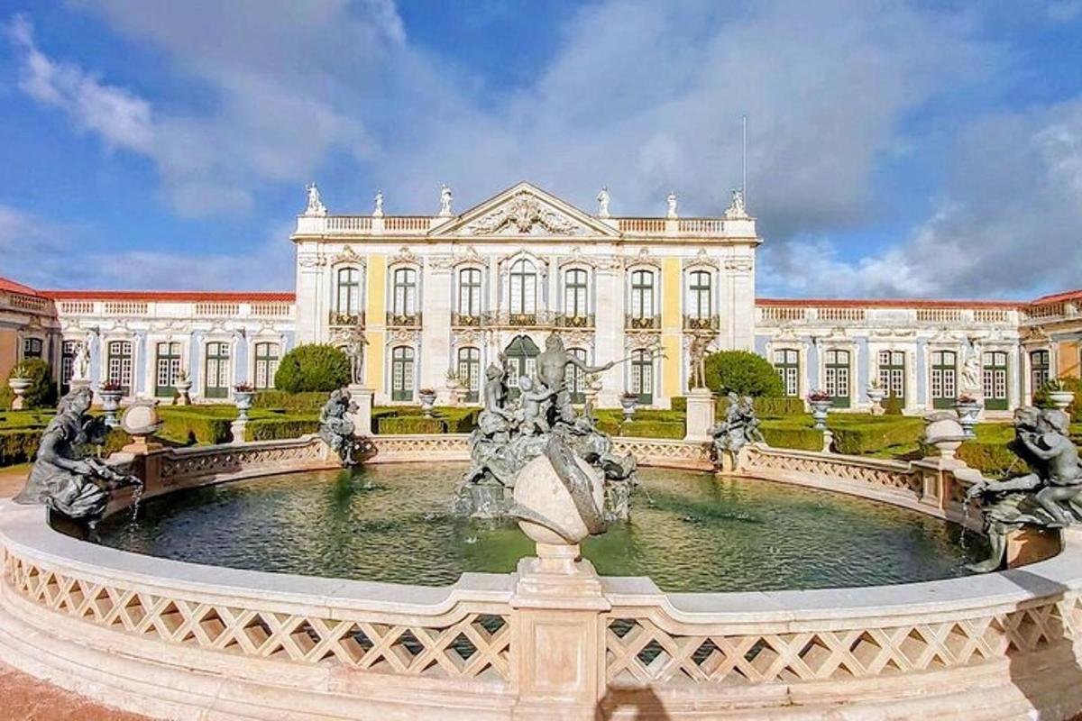 um grande edifício com uma fonte em frente a um edifício