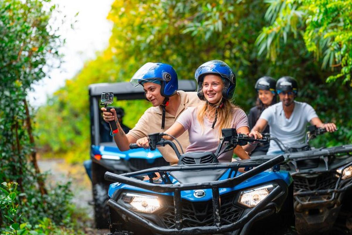 un gruppo di persone in viaggio su un veicolo a quattro ruote