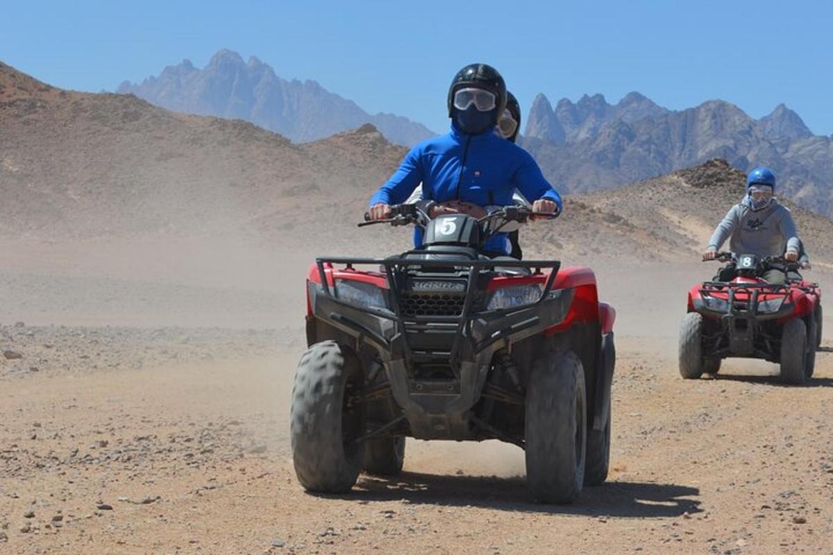 két ember ATV-zik a sivatagban