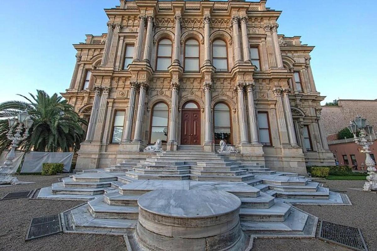 un grande edificio con una fontana di fronte