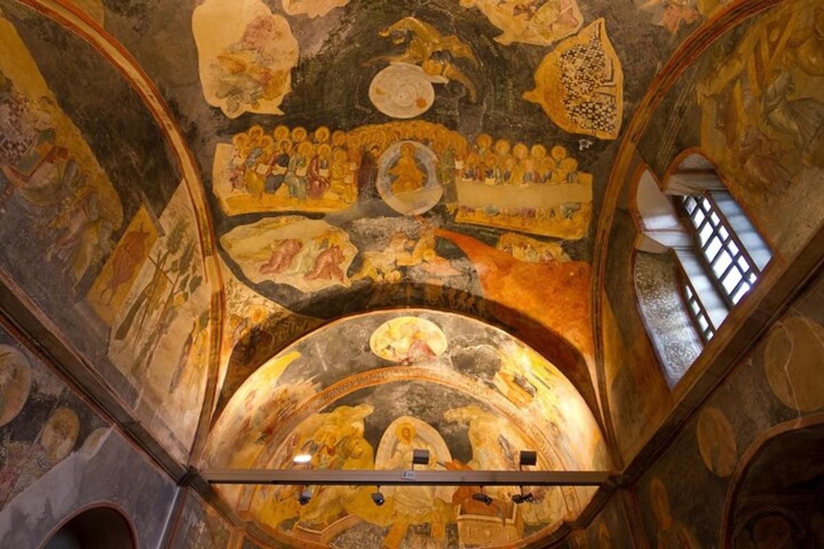 vista cenital d'una església amb pintures al sostre