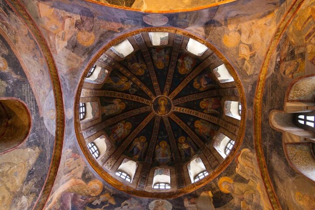 un sostre d'una església amb pintures
