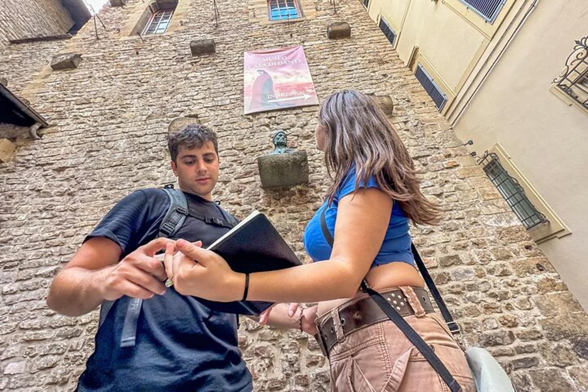 moški in ženska stojita pred stavbo