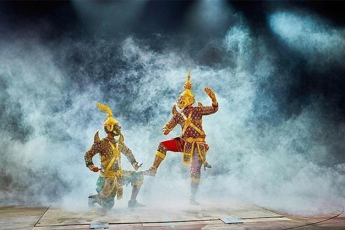 duas pessoas fazendo uma performance em um palco