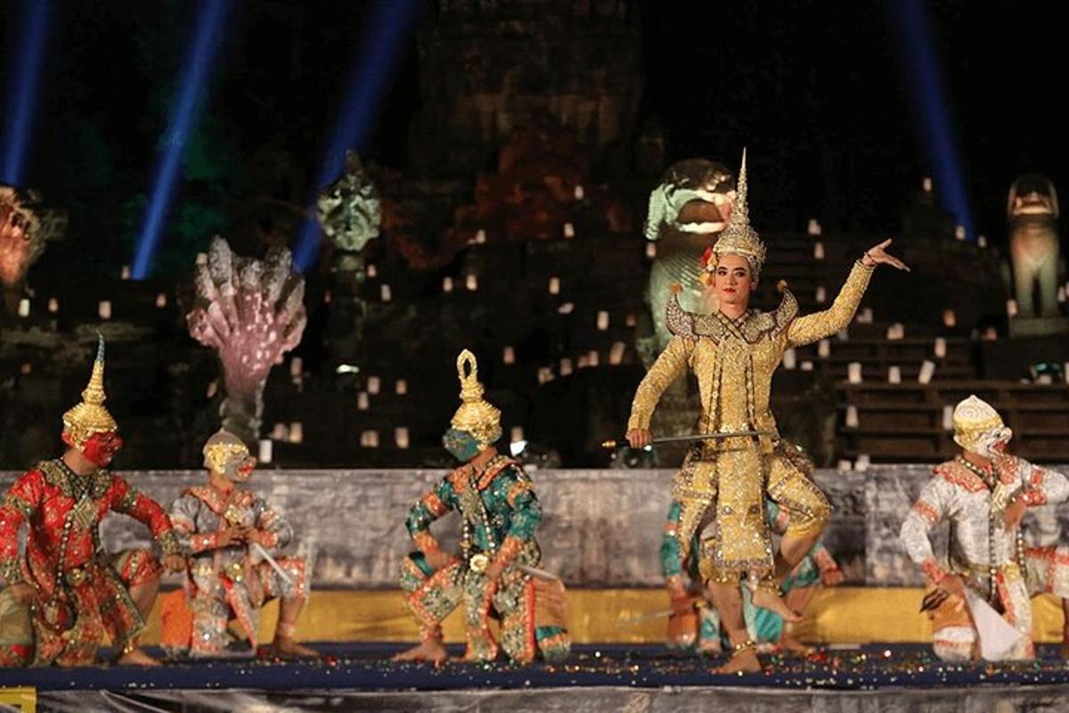 um grupo de figuras de pessoas em um palco