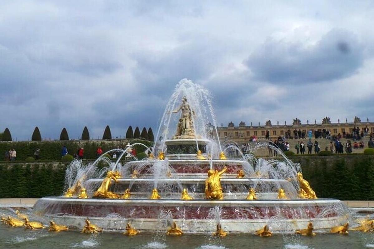 a fountain in front of a building with a fountain