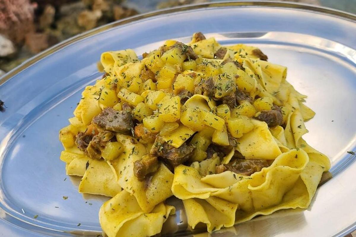 diskur af pasta með kjöti og osti