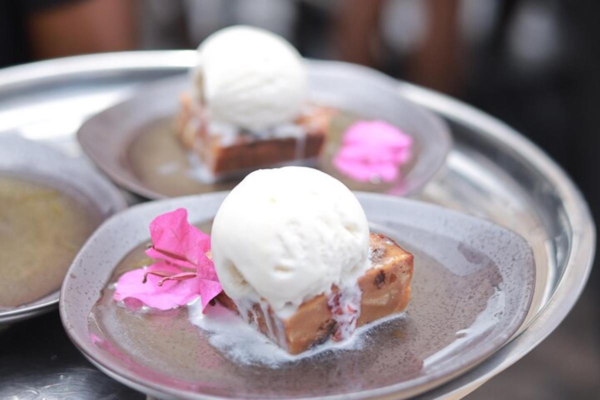 tres platos de postres con helado encima