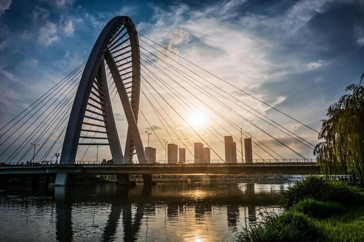 un ponte sull'acqua con una città sullo sfondo