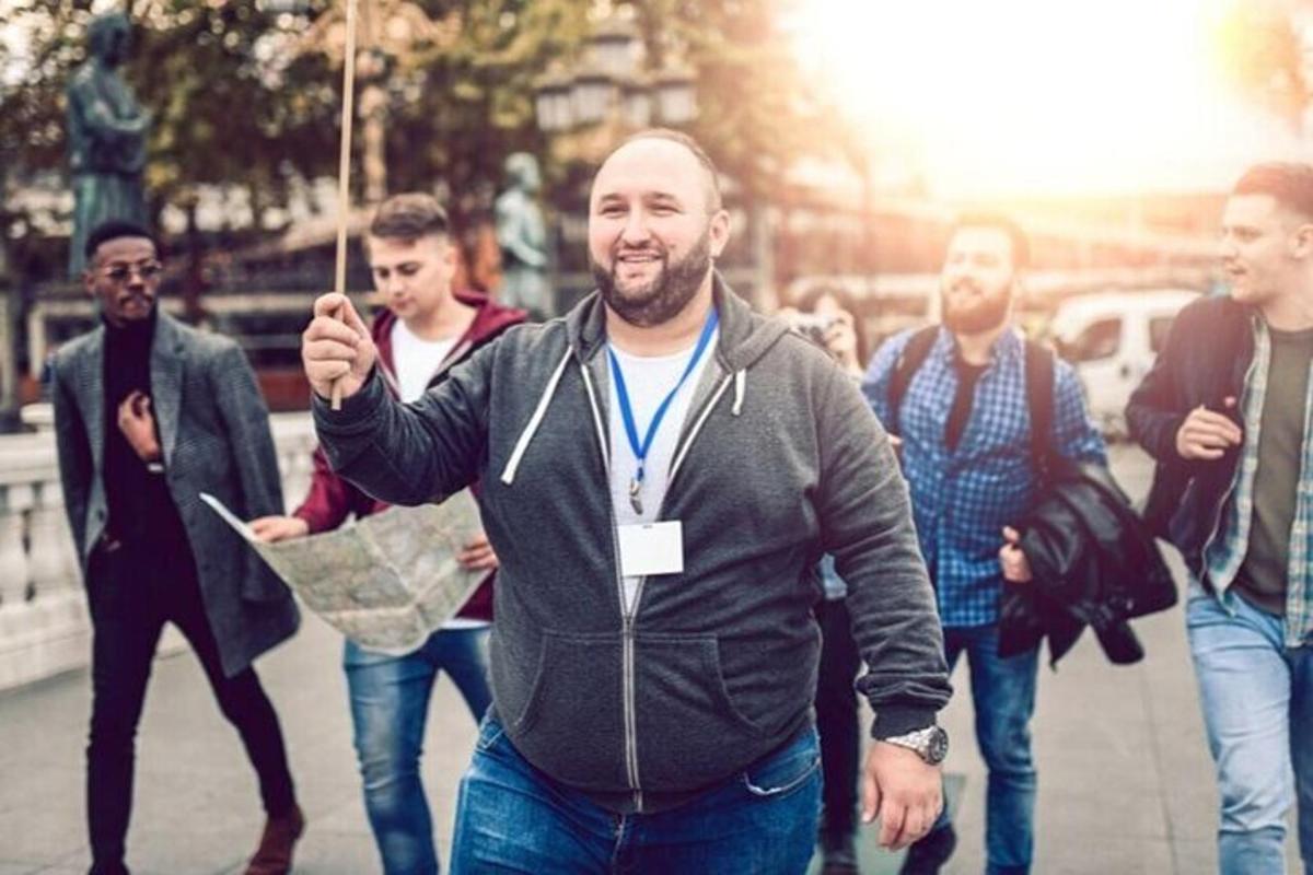 μια ομάδα ανθρώπων που περπατούν σε έναν δρόμο