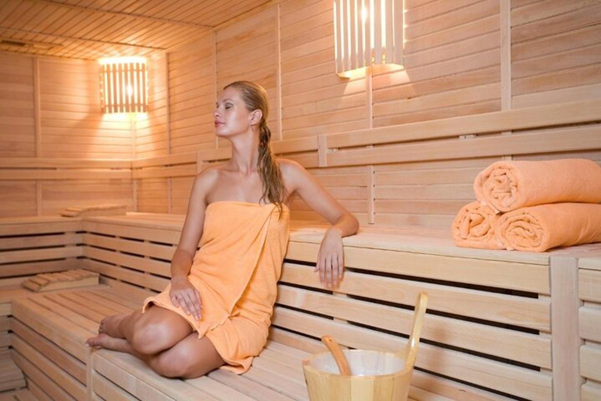 une femme est assise dans un sauna