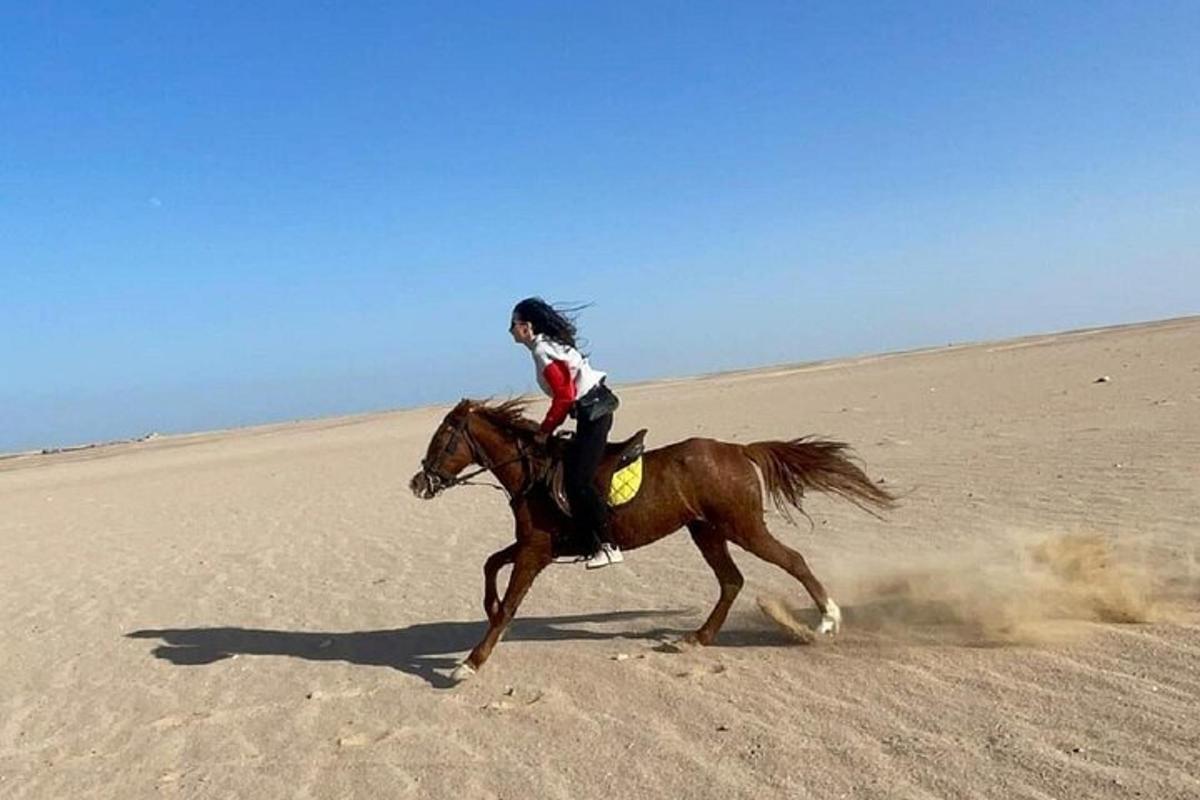 une femme à cheval dans le désert