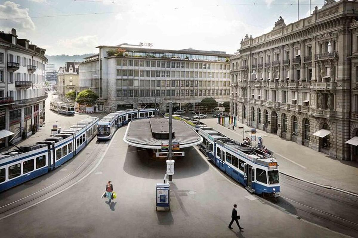 linnatänav busside, inimeste ja hoonetega