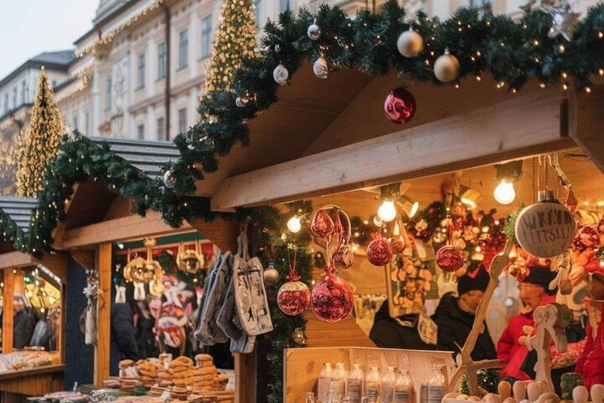 un mercatino di Natale con decorazioni natalizie in mostra