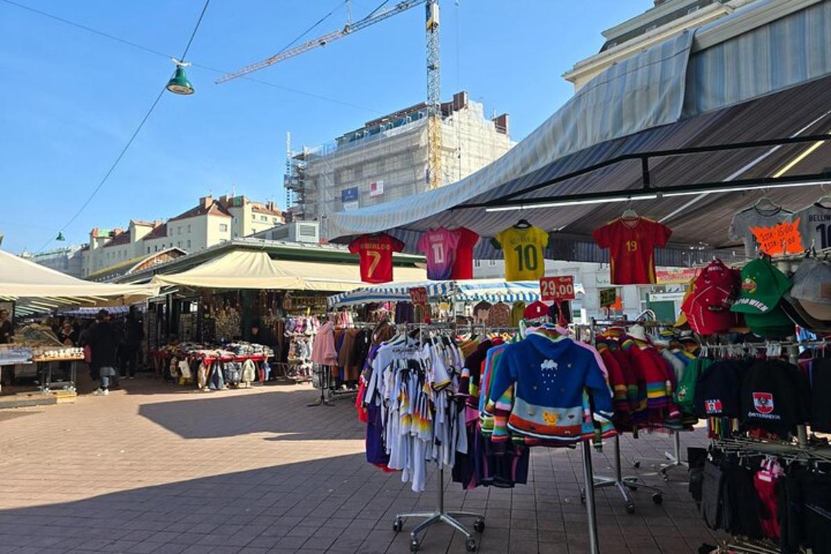 un mercato con un mucchio di vestiti in mostra