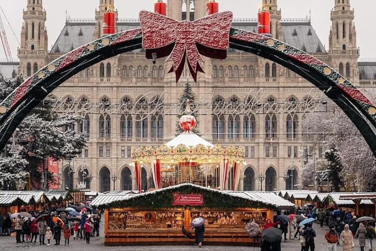 un mercatino di Natale davanti a un grande edificio
