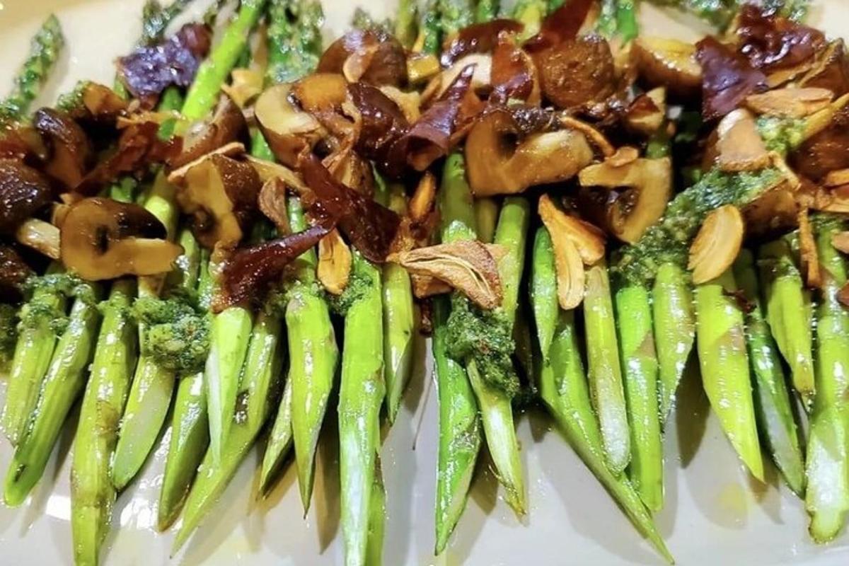 sepinggan makanan dengan brokoli dan cendawan
