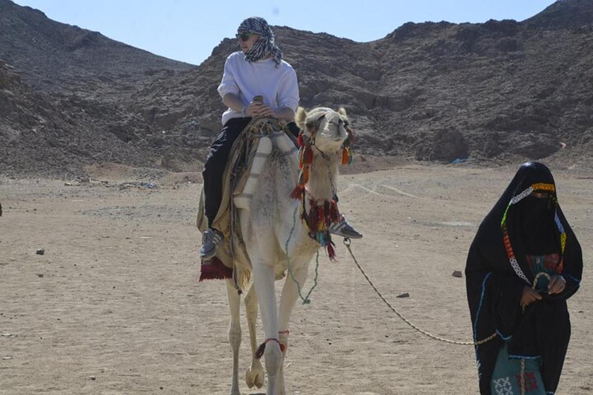 una persona a cavallo nel deserto