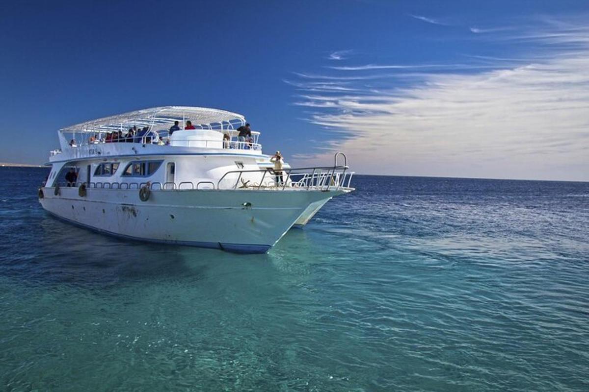 ein weißes Boot im Wasser auf dem Ozean