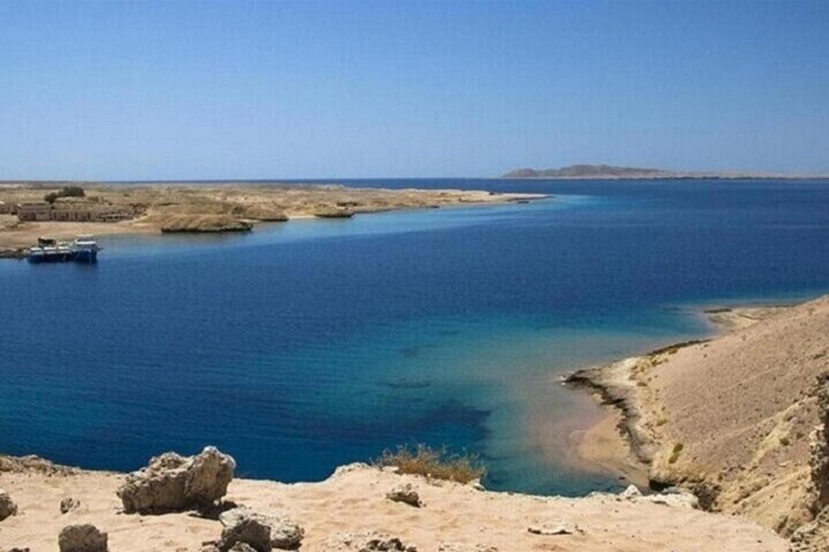 una vista de un gran cuerpo de agua