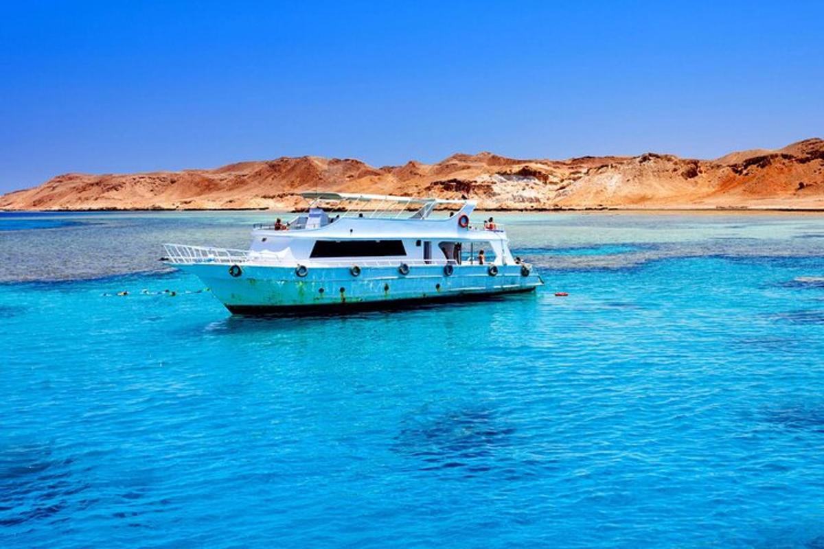 قارب في وسط الماء