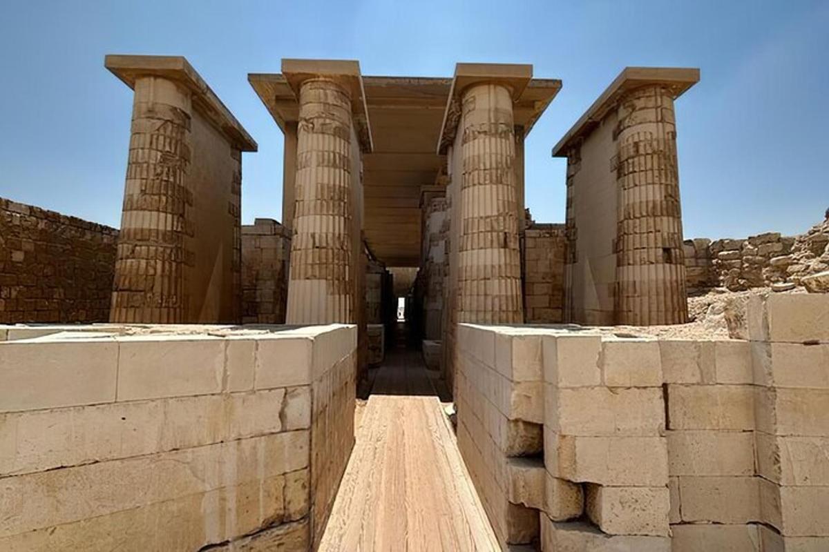 una fila de columnas en un edificio antiguo