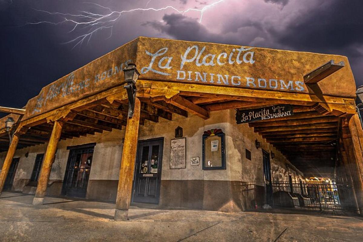 un edificio con un cartello che recita "sala da pranzo La Plaza"
