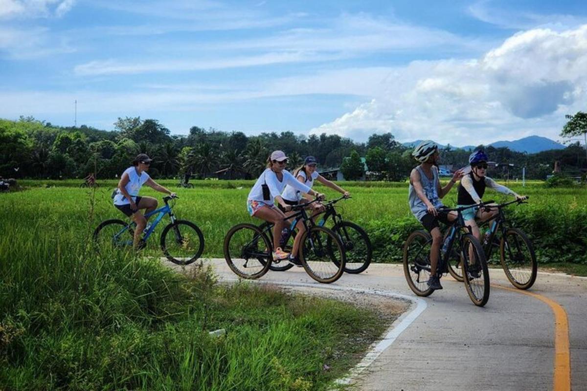 un grup de persones anant en bicicleta per una carretera