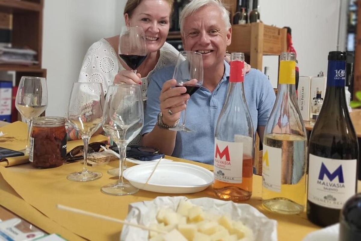 een man en een vrouw zitten aan een tafel met wijnglazen
